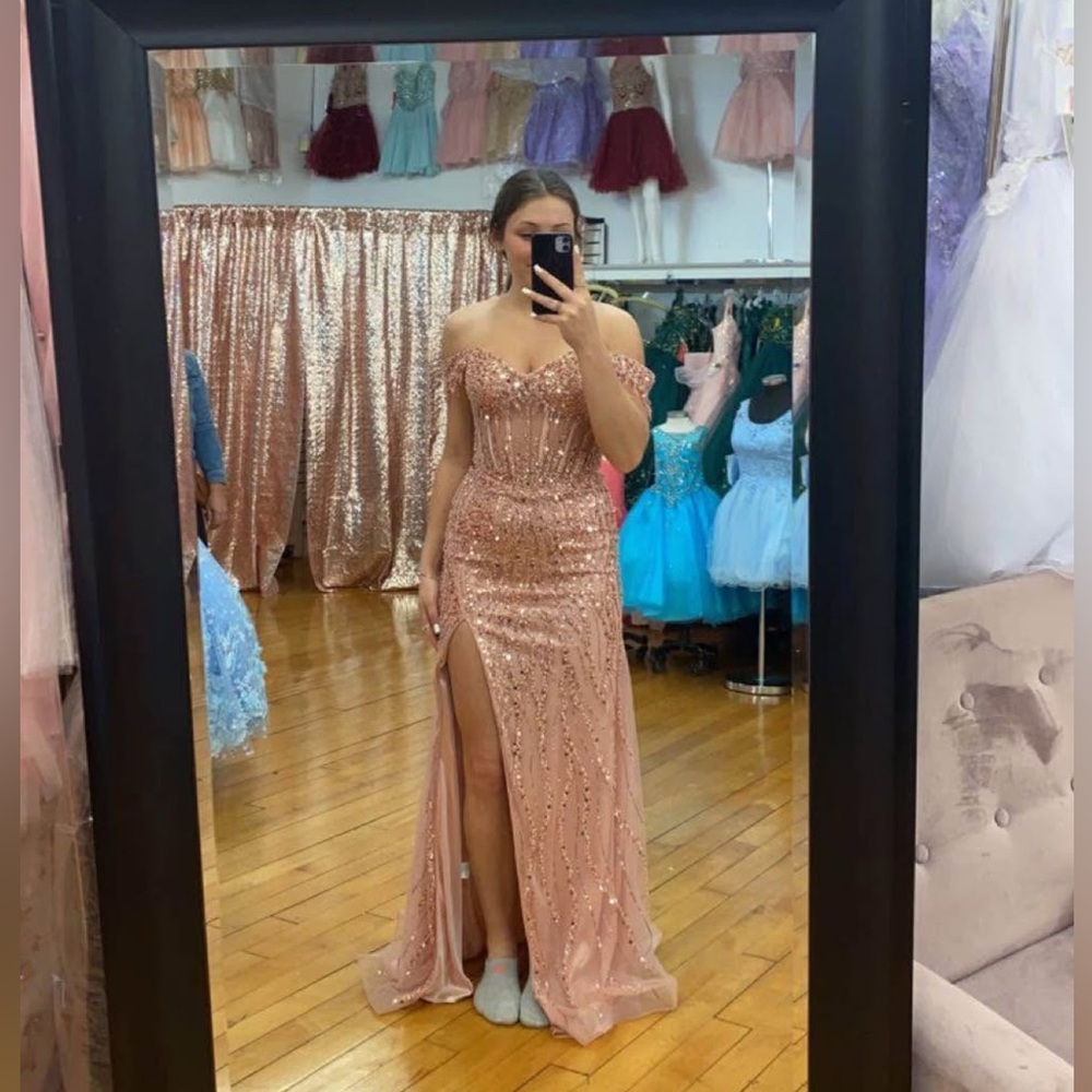 Rose gold/pink off the shoulder prom dress
Ladivine Size S